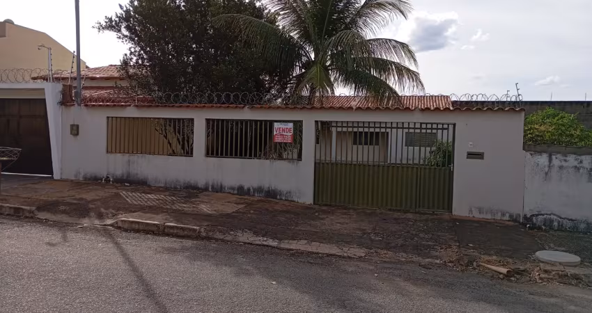 Edícula de 02 quartos em laje, no bairro itaici - próximo a supermercado