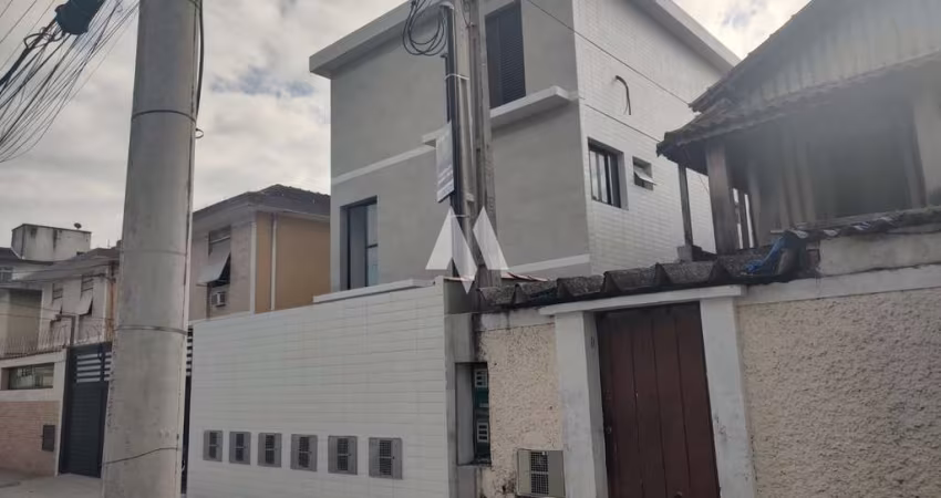 Villagio Triplex no Macuco com 2 suítes e vaga privativa