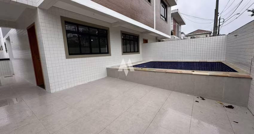 Casa de esquina 03 suítes- quintal -  À  venda na Vila Belmiro Santos com piscina - 140m²