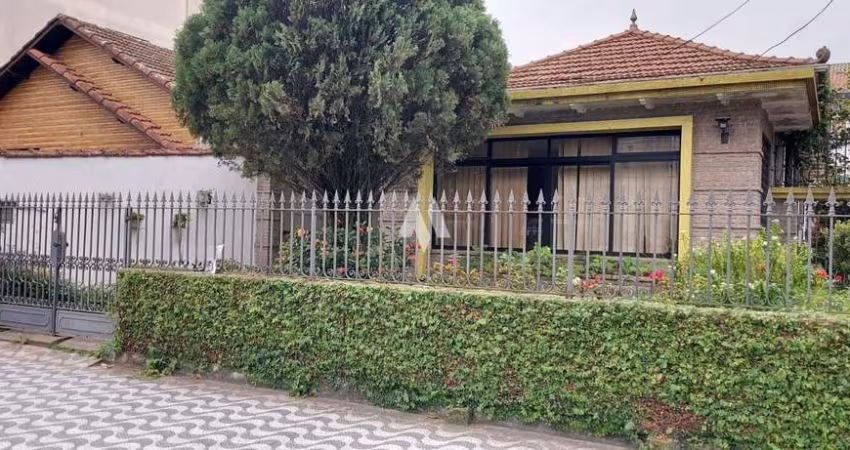 Casa com ótima localização na Avenida Afonso Pena com 03 Quartos + edícula á venda em Santos
