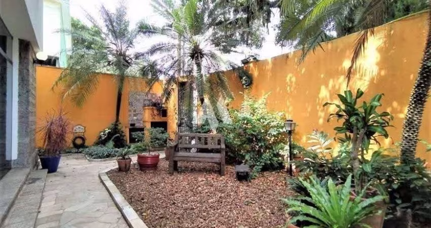 Sobrado à venda no Boqueirão - 5 dormitórios, 3 suítes e piscina