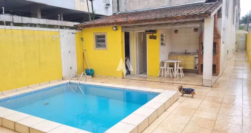 Casa com 4 quartos e 3 banheiros à venda, 152 m² por R$ 900.000