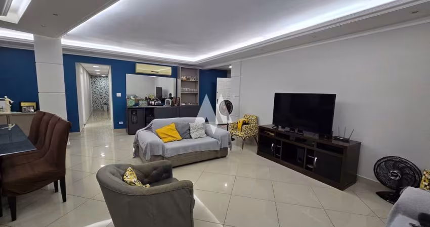 Oportunidade Única! Casa Sobreposta Baixa, Isolada, 3 Suítes e Localização Privilegiada!
