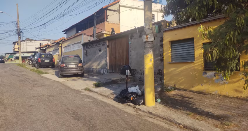Vendo ótima casa em honório gurgel, próximo a clínica da família. 