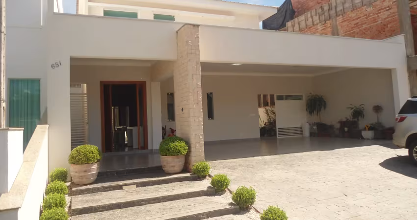 Casa alto padrão, muito bem dividida muito nova em condomínio fechado, aceito permuta.