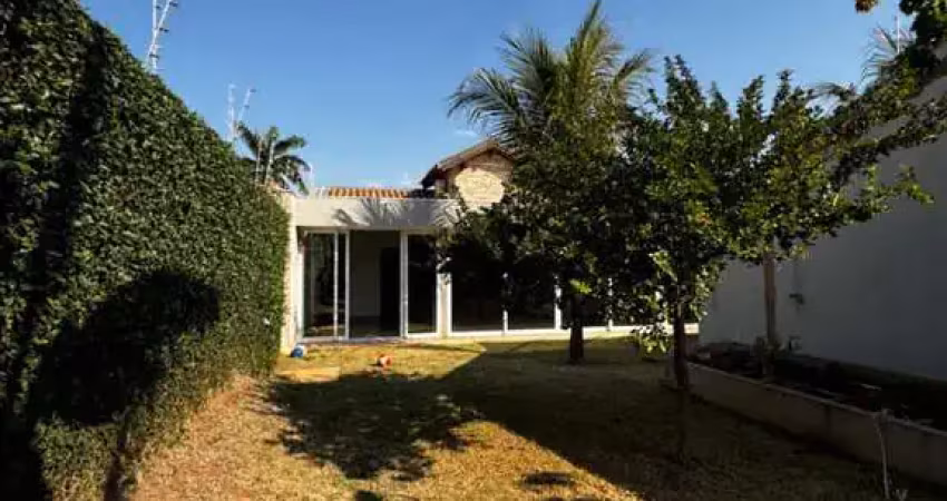 Casa residencial com escritório, disponível para locação ou venda