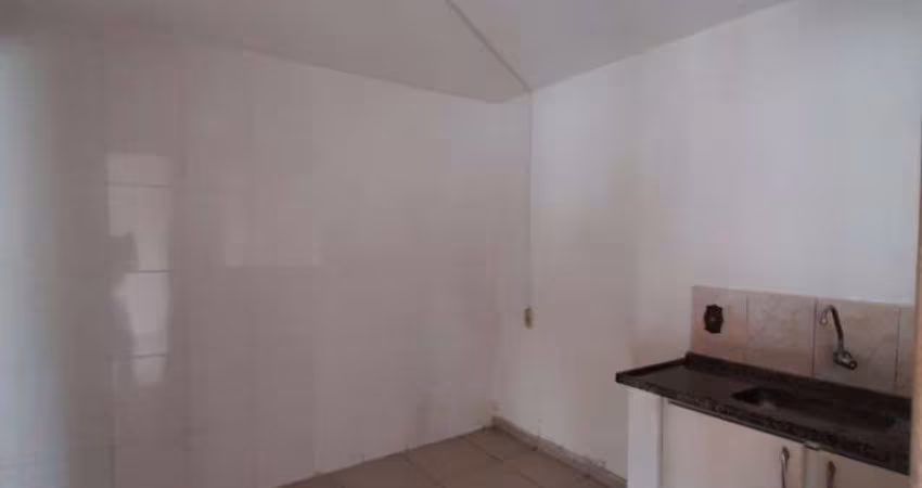 Casa em quintal compartilhado 1 dormitório + Cozinha e banheiro