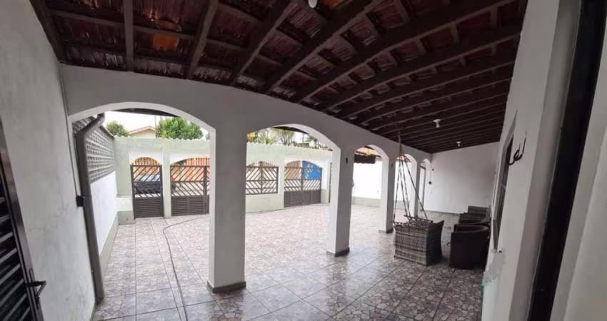 Casa com 3 dorms em 600 mts² de terreno, com piscina, 15 vagas de garagem e 100 metros do Mar no ba