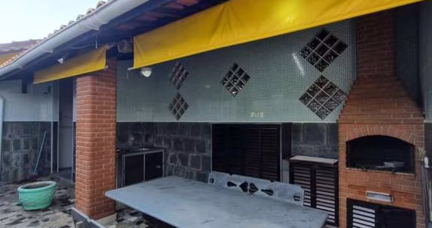 Casa em meio lote, sendo 35,00 metros de profundidade! 2 dormitórios, sendo 1 suíte!