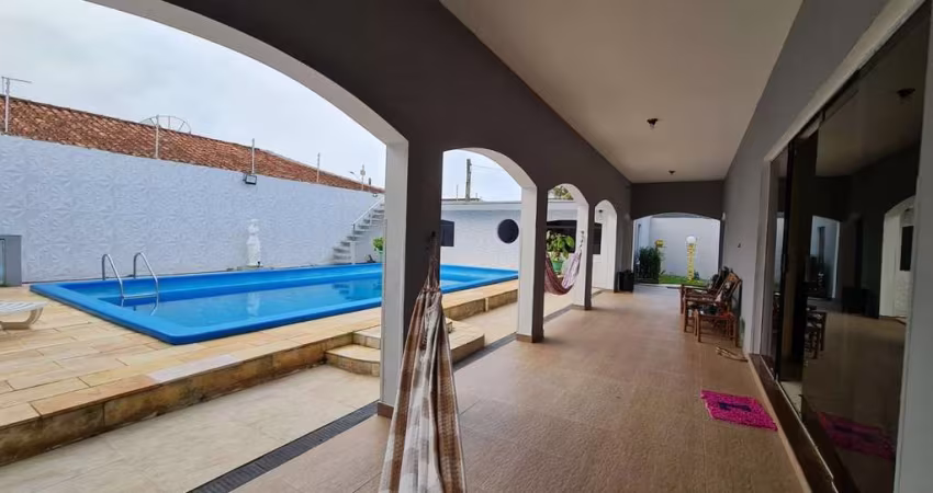 Casa com 2 lotes no Balneário Flórida - 4 suítes, garagem box e muito lazer!