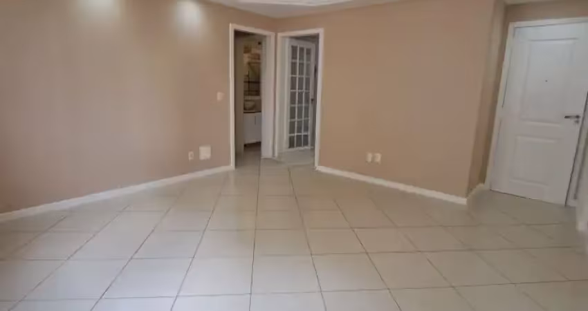 Apartamento com 3 dormitórios, sendo 1 suíte, 1 vaga de garagem no Centro de Florianópolis/SC.