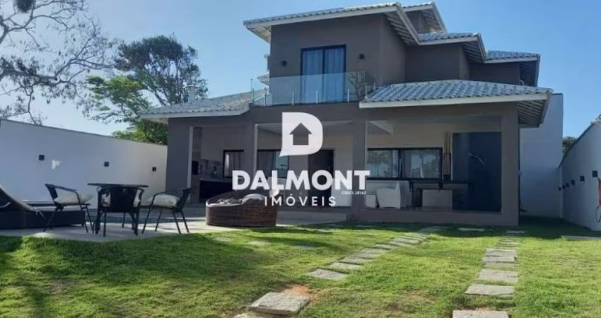 Caravelas - Búzios - Casa duplex, 4 suítes, com espaço gourmet, e bem localizada .
