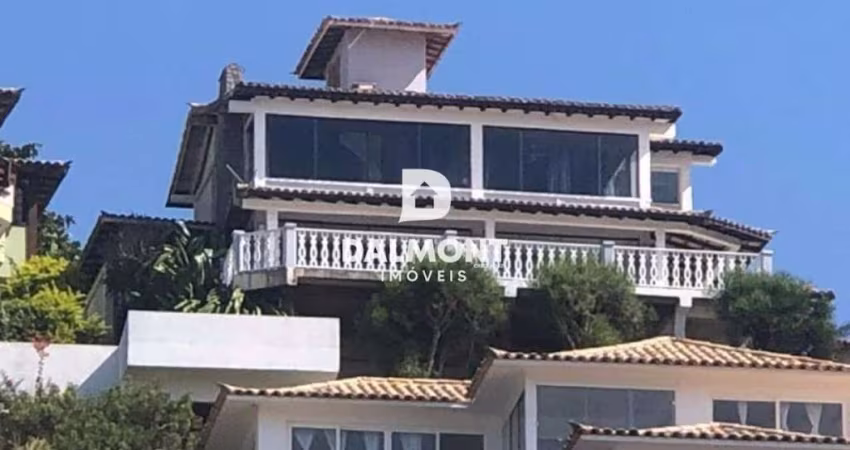 Geribá - Búzios - Casa duplex, em condomínio, 4 quartos (3 suítes), pé na areia.