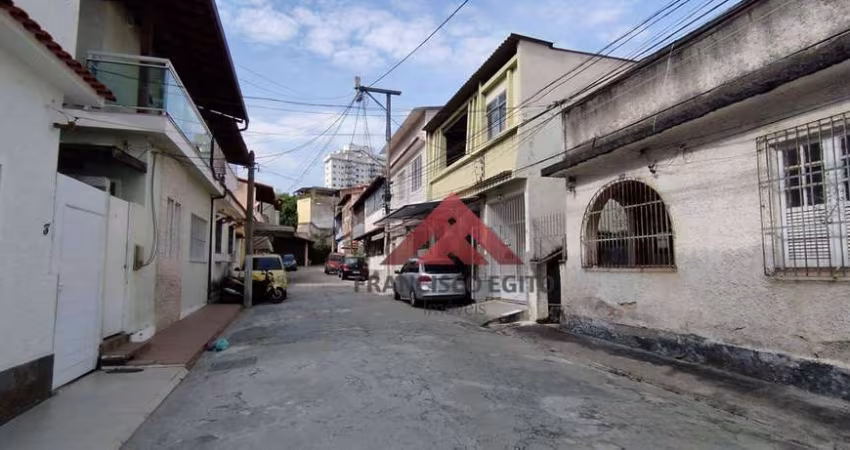Casa de Vila à Venda em Santa Rosa Descrição do Imóvel:  Sala: Ampla sala de estar. Quartos: 5 quartos, sendo 3 suítes. Escritório: Espaço dedicado pa