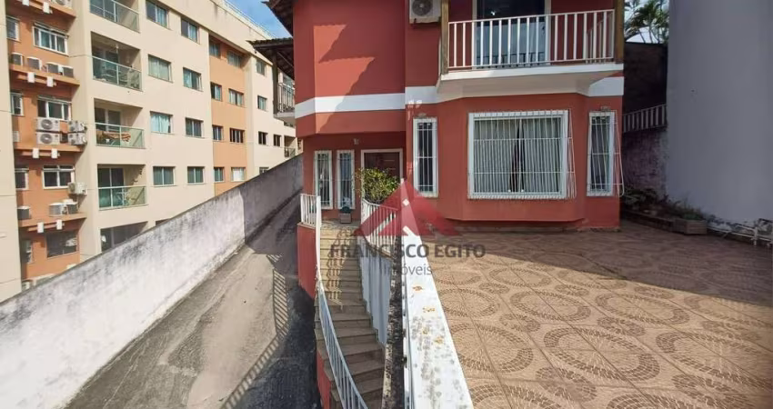 Vendo magnifica casa 160 m,3 suítes ,dependencia, 3 vagas cobertas.