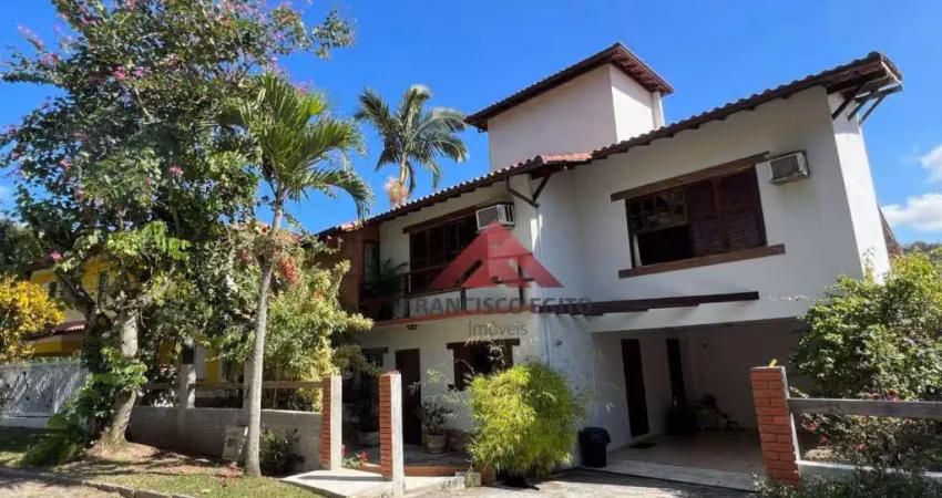 Casa em condomínio fechado, ótima localização, próximo das praias da região oceânica.