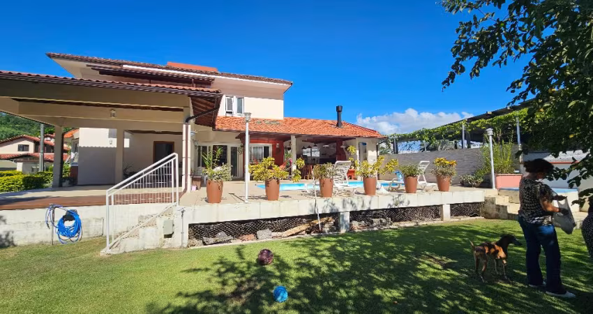 LINDA CASA EM SAMBAQUI PERTO DA PRAIA E DA MARINA