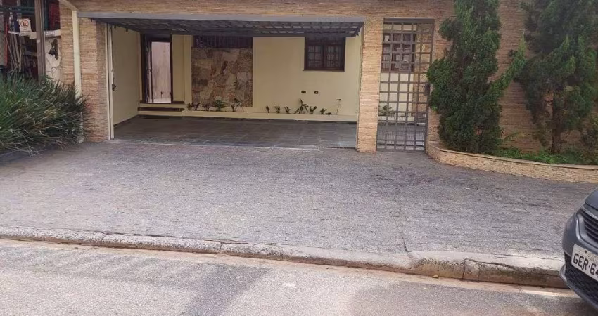 Casa com 3 quartos à venda, 209 m² por R$ 1.100.000 - Jardim Semiramis - Cotia/SP