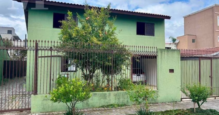 CASA COM 02 MORADIAS INDIVIDUAIS, HÁ METROS DA RUA ANTÔNIO ESCORSIN, COM BELO QUINTAL E POMAR.