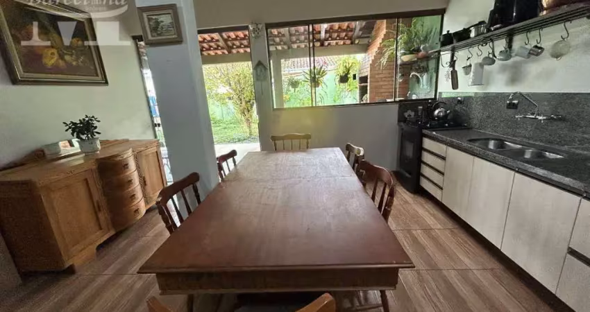 Sobrado com 2 moradias individuais, á metros da rua antônio escorsin, com belo quintal e pomar.