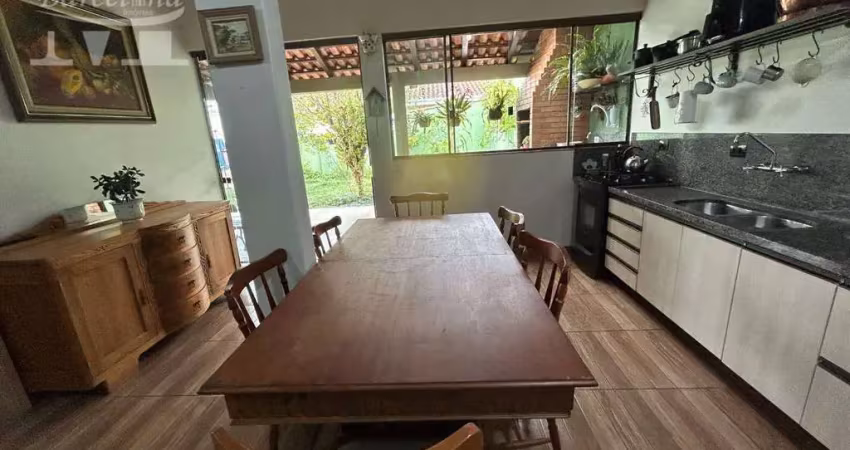 Sobrado com 2 moradias individuais, á metros da rua antônio escorsin, com belo quintal e pomar.