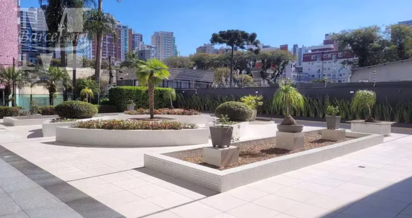 Apartamento a venda no agua verde, próximo clube curitibano; sacada com churrasqueira, 2 vagas.