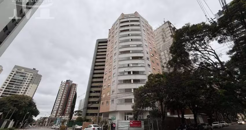 Apartamento no cabral. 3 quartos, suíte, 4 banheiros, sacada, 2 vagas de garagem