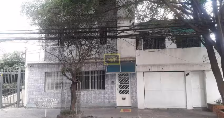 Prédio antigo, muito bem localizado, à 500 metros do Metrô Fradique Coutinho.
