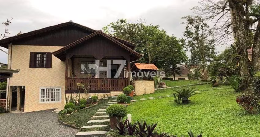 Casa com amplo terreno no Vila Nova