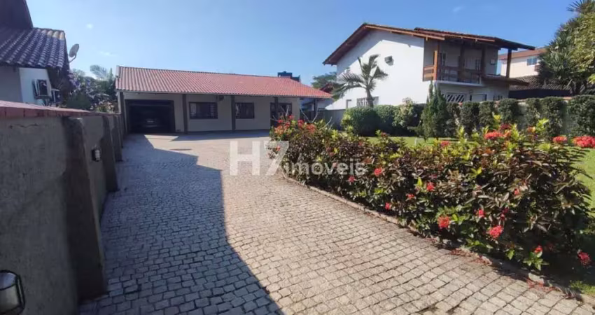 Casa em amplo terreno, com 1 suíte + 2 quartos, iririú - joinville