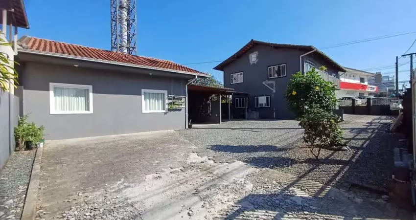 Prédio residencial + casa de alvenaria, iririú - joinville