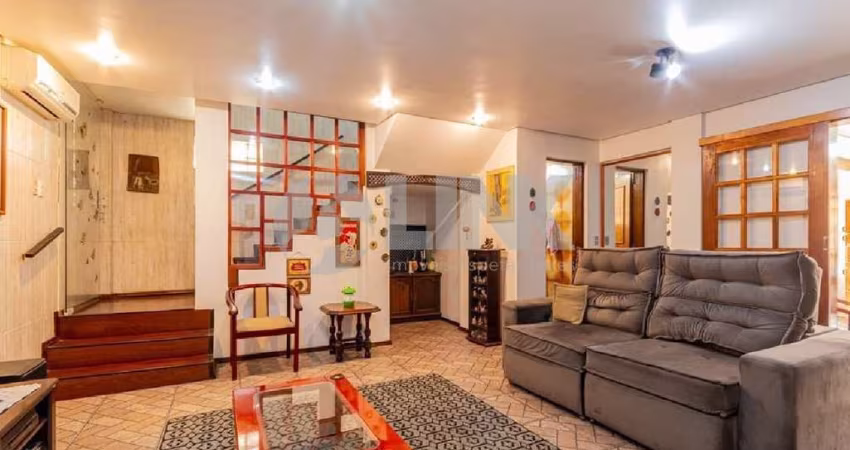 Casa de 3 quartos com 2 vagas à venda no bairro Medianeira em Porto Alegre