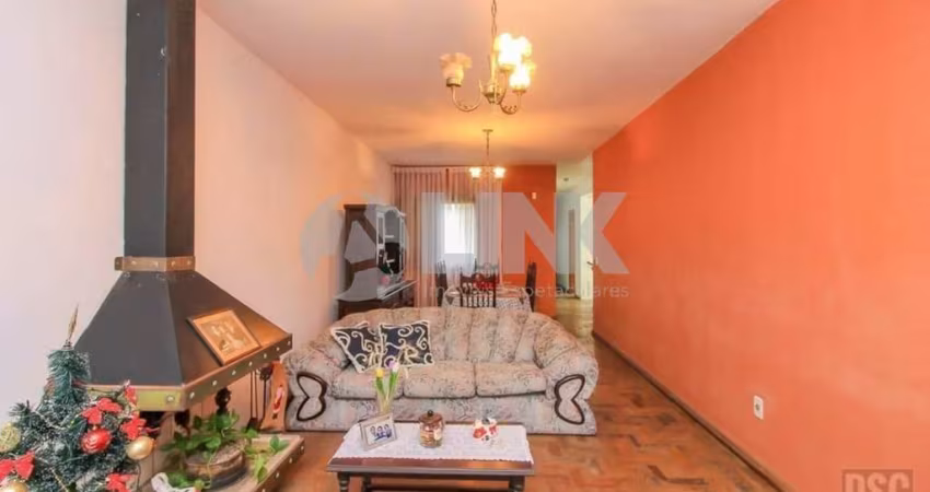 Casa de 3 quartos com 4 vagas à venda no bairro Glória em Porto Alegre
