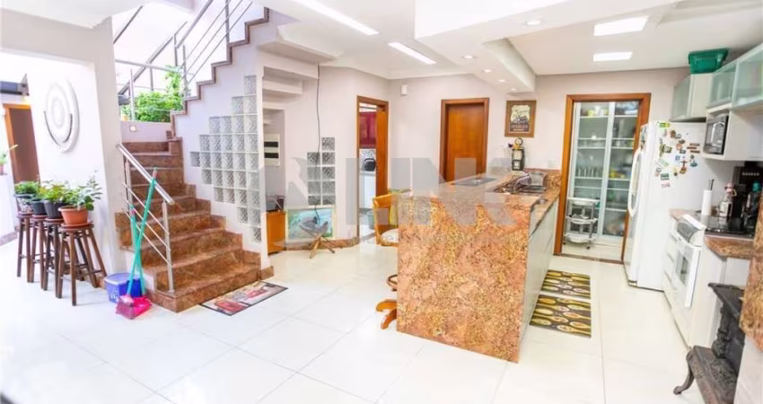 Casa de 4 quartos com 2 suítes e 6 vagas à venda no bairro Jardim Planalto em Porto Alegre