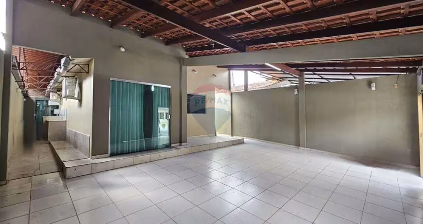 Casa a venda na av. camapuã e próxima bola da eucatur , 3 quartos com armários, 2 banheiros, cozinha ampla
