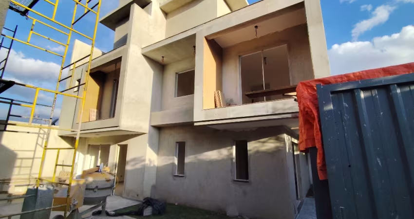 Sobrado  Triplex c/140m² - 03 Qtos sendo 01 Suíte  - Terraço -  Bairro Pinheirinho - Curitiba