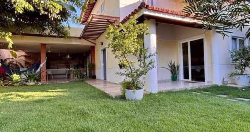 BAIXOU OPORTUNIDADE Incrível casa com 4/4 sendo 03 suítes em Buraquinho! Muito quintal! ENERGIA SOLAR.