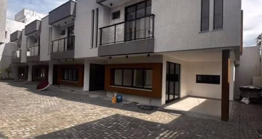 Casa em Ipitanga com 4/4 - condomínio fechado.
