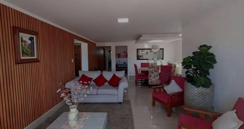 Casa de Cond. Para Vender com 3/4, 2 suítes no Centro.