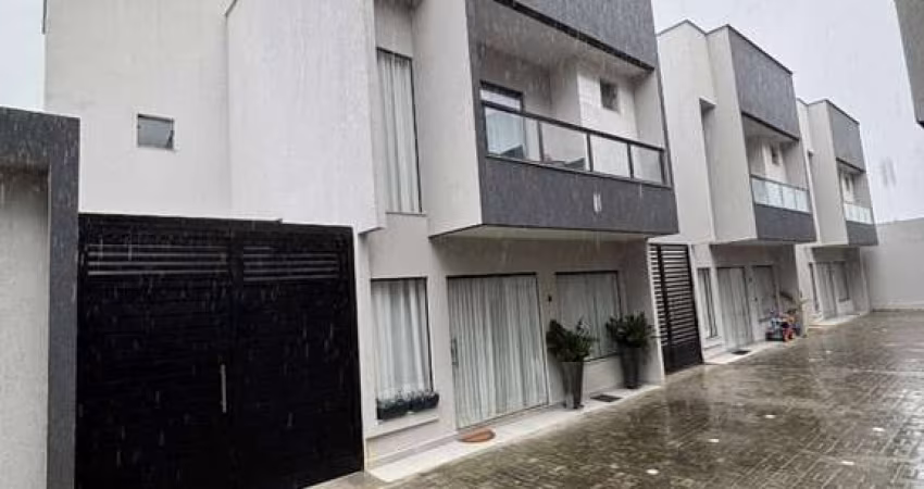 Casa para Aluguel em Buraquinho – 4 Quartos, Suíte e Varanda.