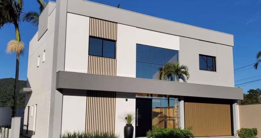 Imperdível Casa à Venda em Balneário Camboriú-SC, Bairro Barra: 4 Quartos, 4 Suítes, 5 Banheiros, 4 Vagas de Garagem, 250m².