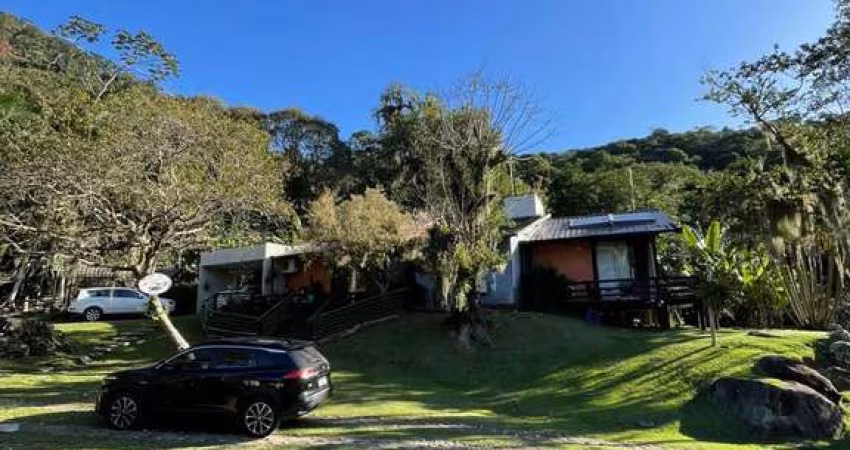 Chácara Recanto da Pedra: Sitio luxuoso com 3 quartos, 3 suítes e 130.000m² em Balneário Camboriú-SC. Imperdível!