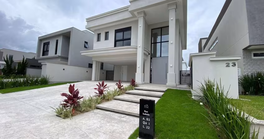 Casa de luxo em condomínio fechado em Camboriú-SC, Santa Regina  3 quartos, 3 suítes, 3 salas, 4 banheiros, 2 vagas de garagem  262,76 m² de área  Pronta para morar.
