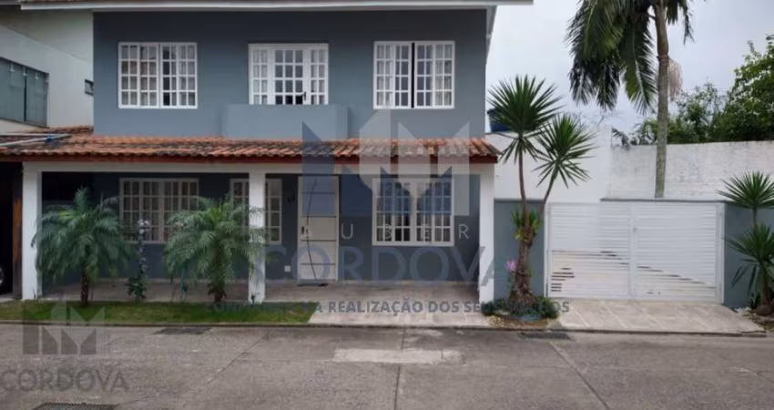 Casa em Condomínio à Venda no Centro de Balneário Camboriú-SC: 3 Quartos, 1 Suíte, 2 Salas, 2 Banheiros, 3 Vagas, 120m².