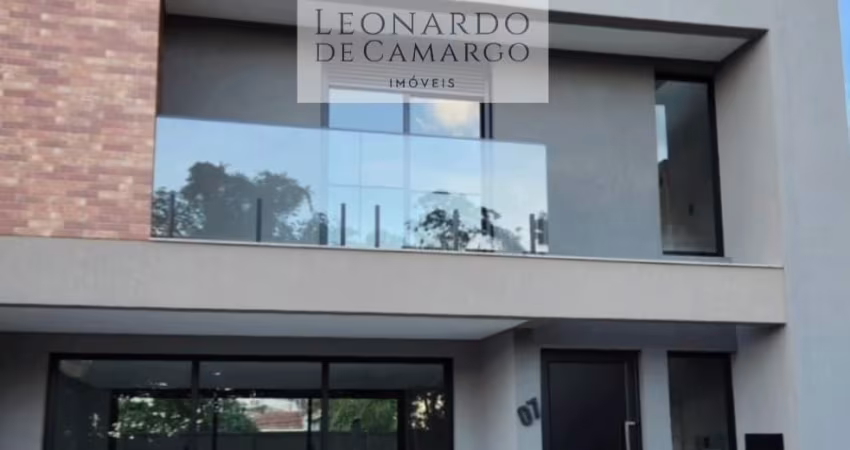 SOBRADO TRIPLEX COM TERRAÇO E JACUZZI A VENDA NO CONDOMÍNIO BOSQUES DO TANGUÁ