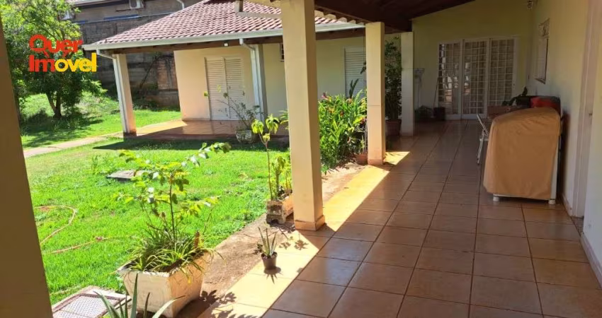 Casa de luxo no Condomínio Bosque das Colinas, bairro Royal Park, zona sul de Ribeirão Preto-SP  3 quartos, 1 suíte, 1 sala, 2 banheiros, 4 vagas de garagem, 180m²  Quer Imóvel Negócios Imobiliários.