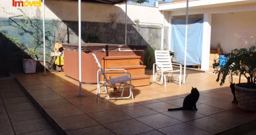 Imperdível oportunidade! Casa à venda em Ribeirão Preto-SP, bairro Parque Residencial Lagoinha. 3 quartos, 1 suíte, 2 salas, 3 banheiros, 2 vagas de garagem, 420 m².