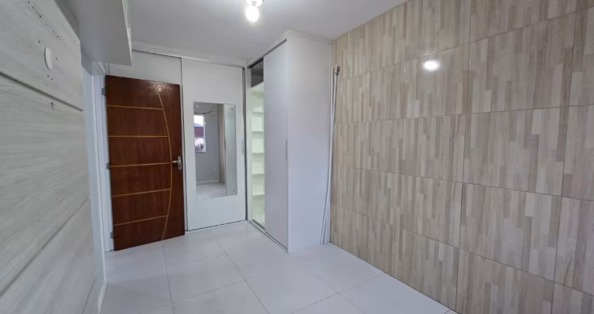 Apartamento com suíte e mobilia por de R$ 399 mil perto do Campeche!