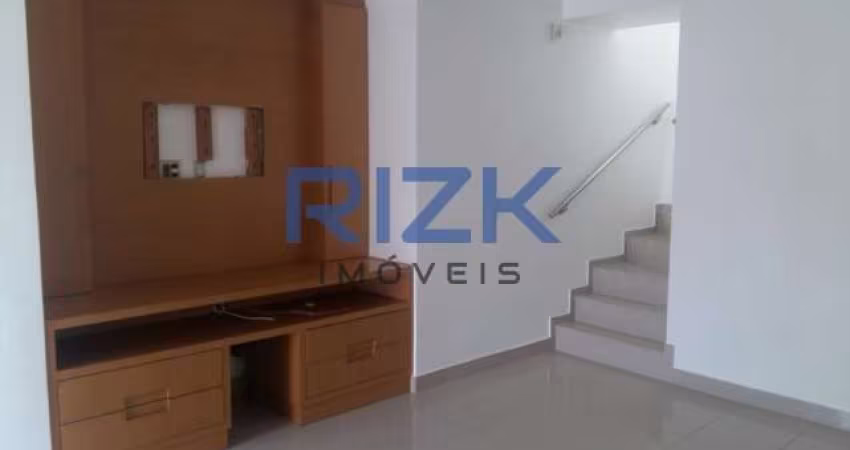 Casa em rua de bairro arborizado