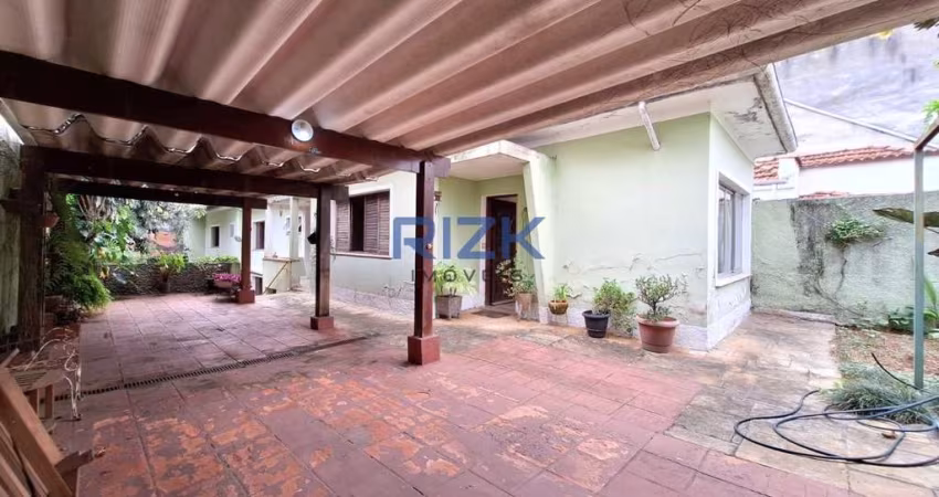 Casa térrea com amplo terreno perto do metrô